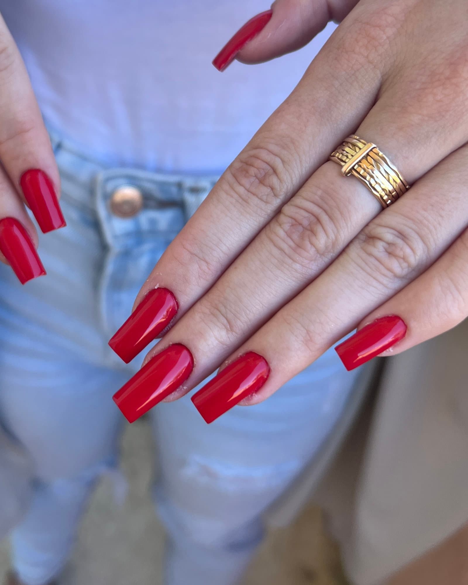 Manucure rouge glossy en forme ballerine, réalisée chez Kaya Studio