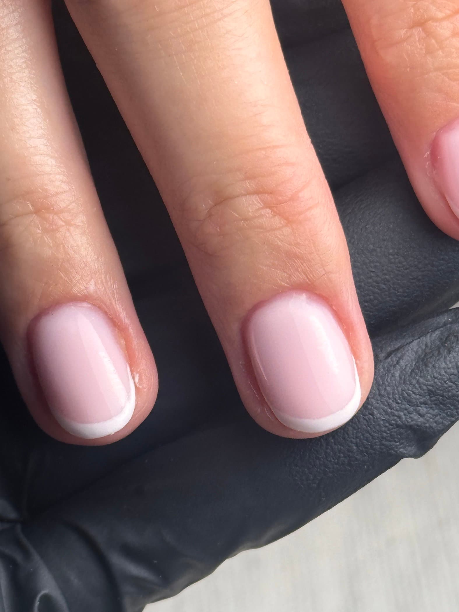 Réalisation d'ongles par Kaya Studio