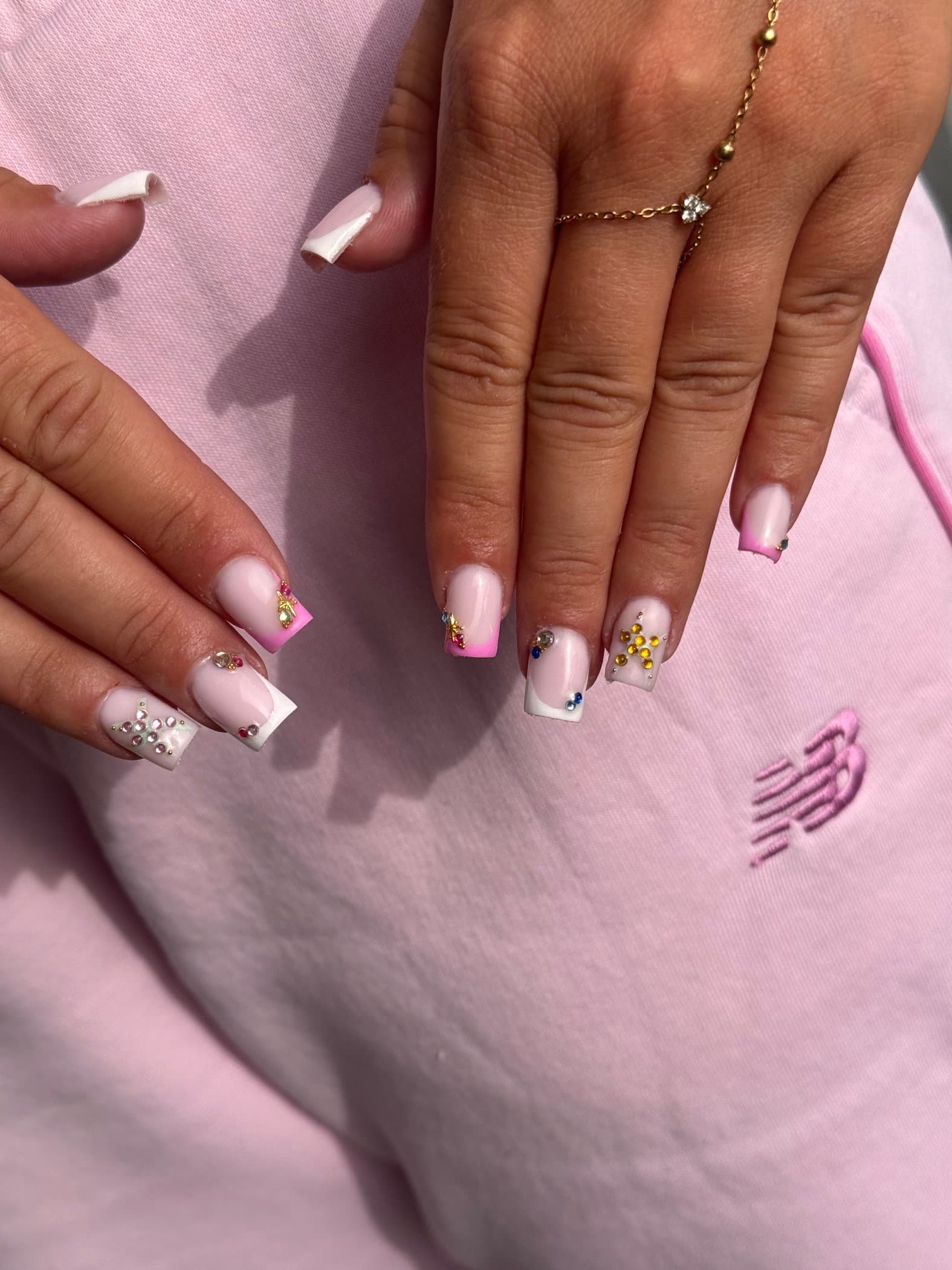 Nail art avec strass et pailletés roses